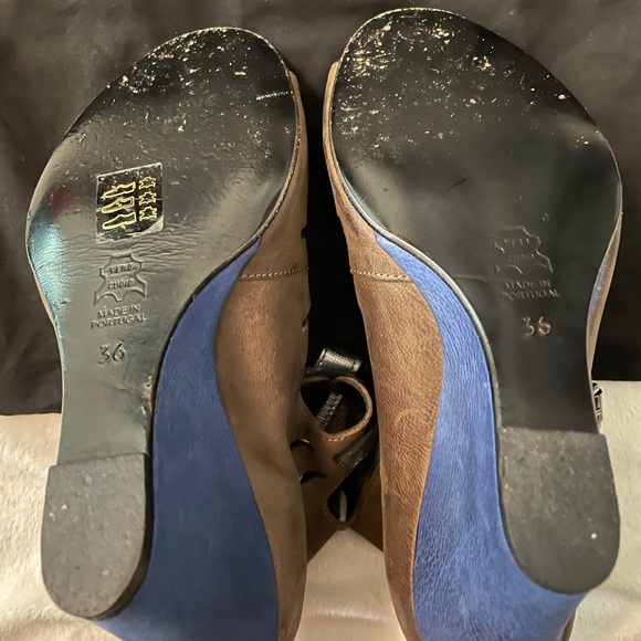 Unique Surface to Air buckle wedge sandals - Picture 10 of 14